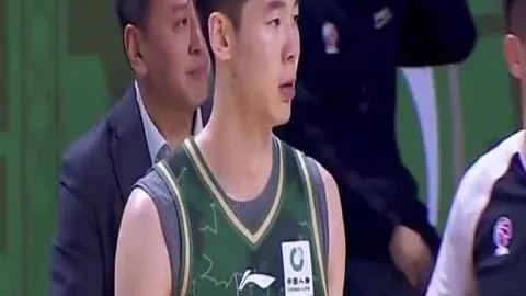 方硕老将风范尽显，半场高效砍下12分2板，投篮精准无误。